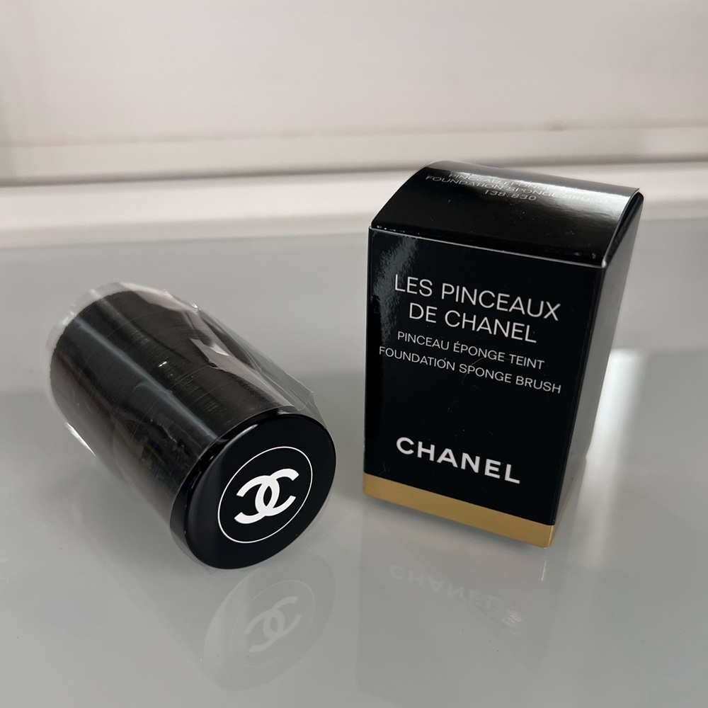 NIB CHANEL Les Pinceaux de Chanel Foundation Sponge Brush